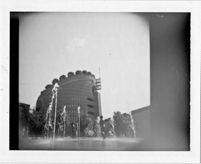 Evry Daily Photo - Holga Polaroid - Place des Droits de l homme 04 - large.jpg